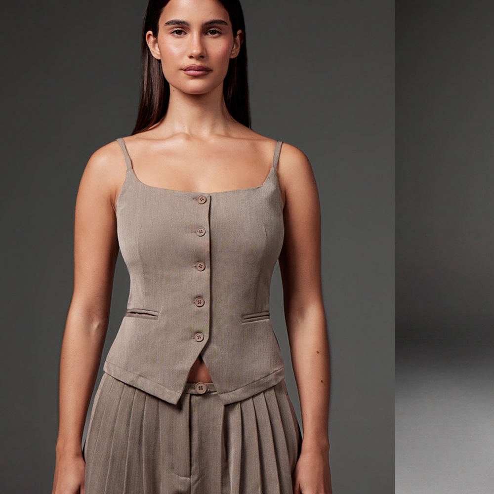 Premium Taupe Woven Button Up Detail
Tailored Top - color - Taupe